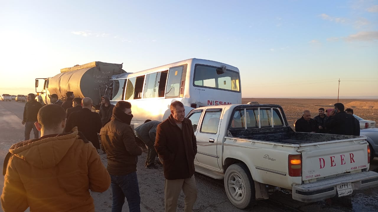 پاسێكی خوێندكاران و ئۆتۆمبێلێكی سوپای عیراقی لە شنگال بەیەكیاندادا