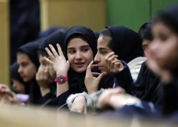 سەدان كچە خوێندكار لە سەرتاسەری ئێران ژەهراویبوون و خامنەئی هاتە دەنگ