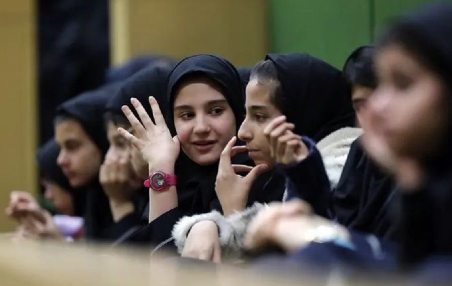 سەدان كچە خوێندكار لە سەرتاسەری ئێران ژەهراویبوون و خامنەئی هاتە دەنگ